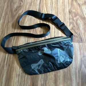 Aloha bags shark tooth print hip pack